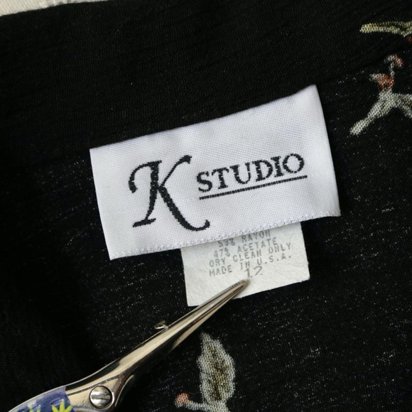 Women under the trees watercolor patterned button blouse - Picture 6 of 8